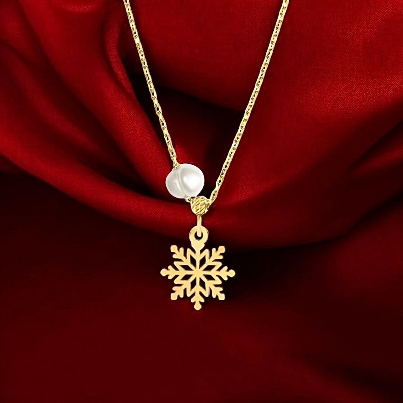 Necklace with gold flakes
