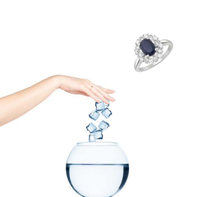 remove the ring from the swollen finger by immersing your hand in ice water