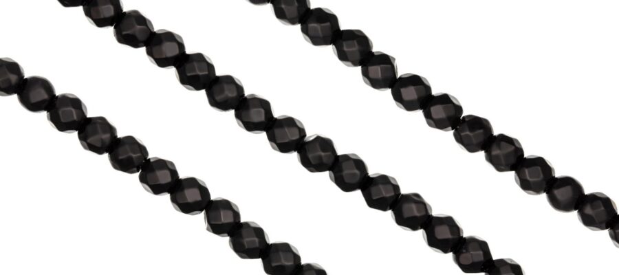 Onyx jewelry: elegance, protection and inner strength