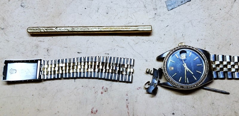 Disassembling the yellow gold Rolex watch strap
