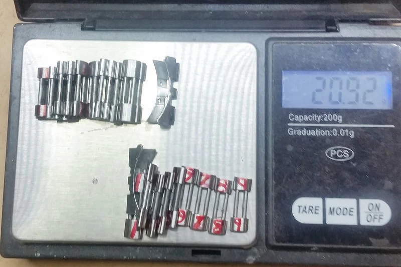 weigh the steel links of the Rolex watch bracelet