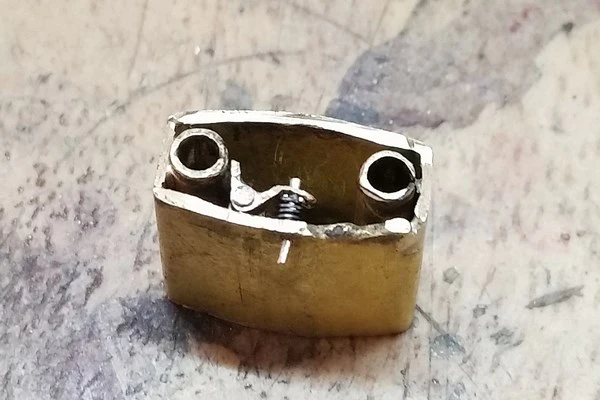 another view of the locking mechanism with its spring of the padlock pendant