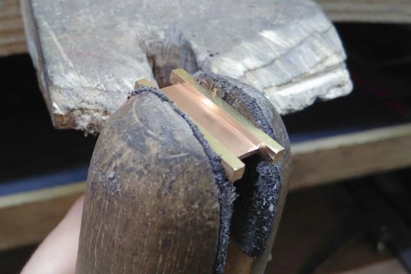 filing of the yellow gold links of the men's bracelet