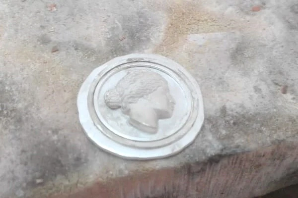 welding of the edges of the medal