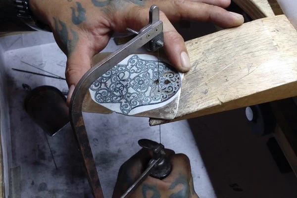 creation of a Jewish hamsa pendant in white gold by cutting