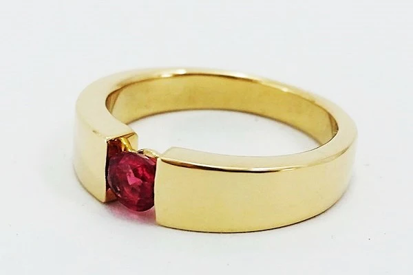 modern style 18k yellow gold ruby ring
