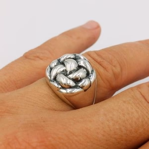 silver knot ring used by singer Christophe