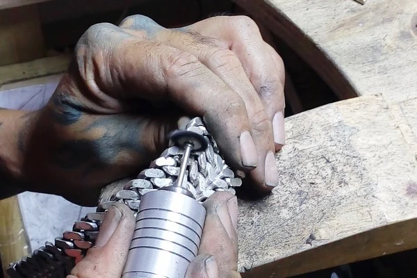 Curb chain bracelet in polished silver