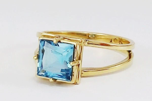 Ring with 3/4 view topaz in yellow gold