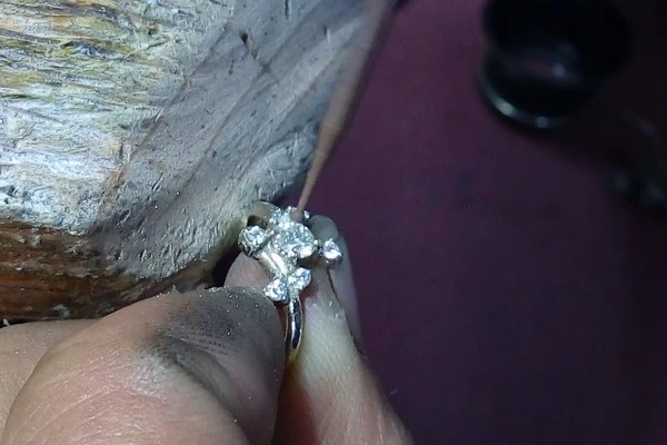 setting diamonds on an engagement ring
