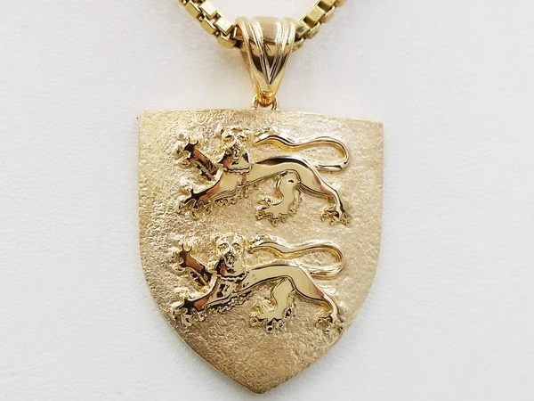 18k gold family pendant