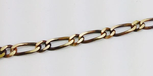 zoom on the chain with alternating gold links