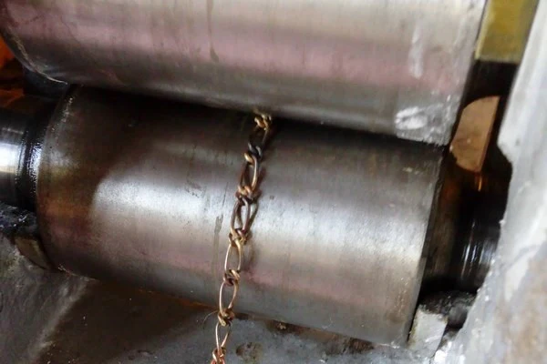 passage through the rolling mill of a solid gold chain