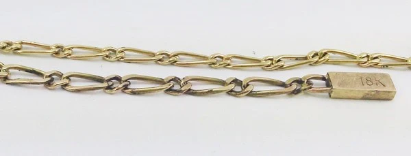 alternating horse link chains in solid gold