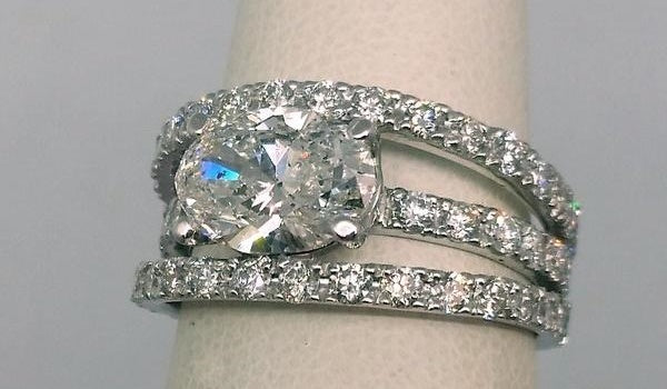 large diamond engagement ring for more than 5,000 euros and less than 10,000 euros