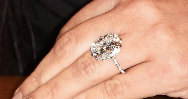 Kim Kadarshian engagement ring price 4 million euros