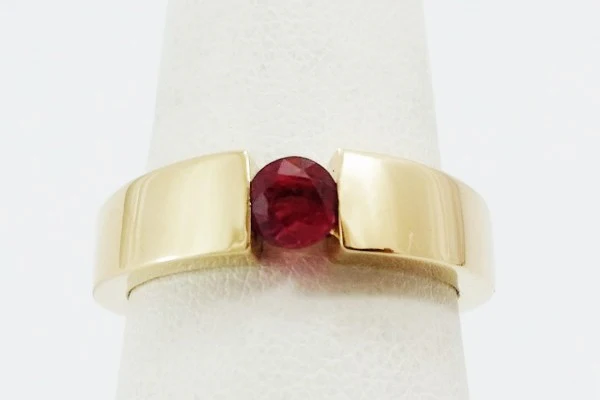modern ruby ​​ring in yellow gold