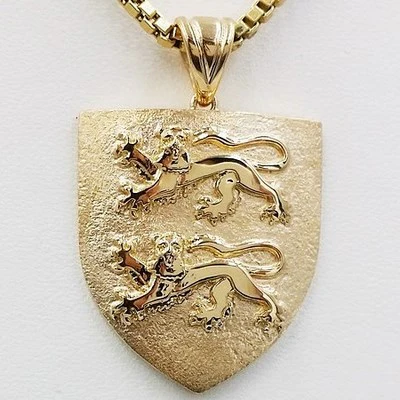 Pendant with engraved family crest