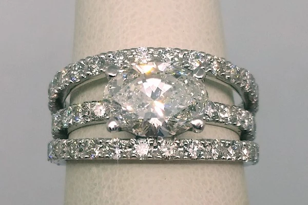 engagement ring in white gold and diamonds