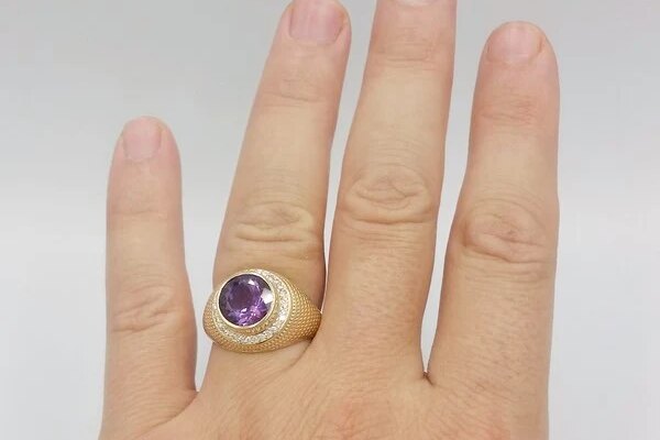 Wear a gold signet ring with amethyst during the annual for a man